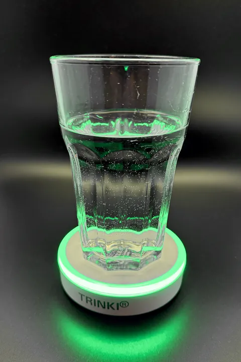 Wasserglas auf TRINKI, der Ring leuchtet grün