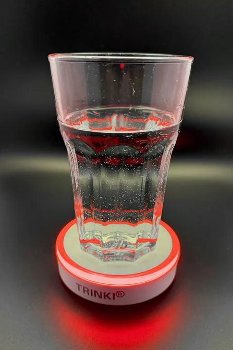 Wasserglas auf TRINKI, der Ring leuchtet rot